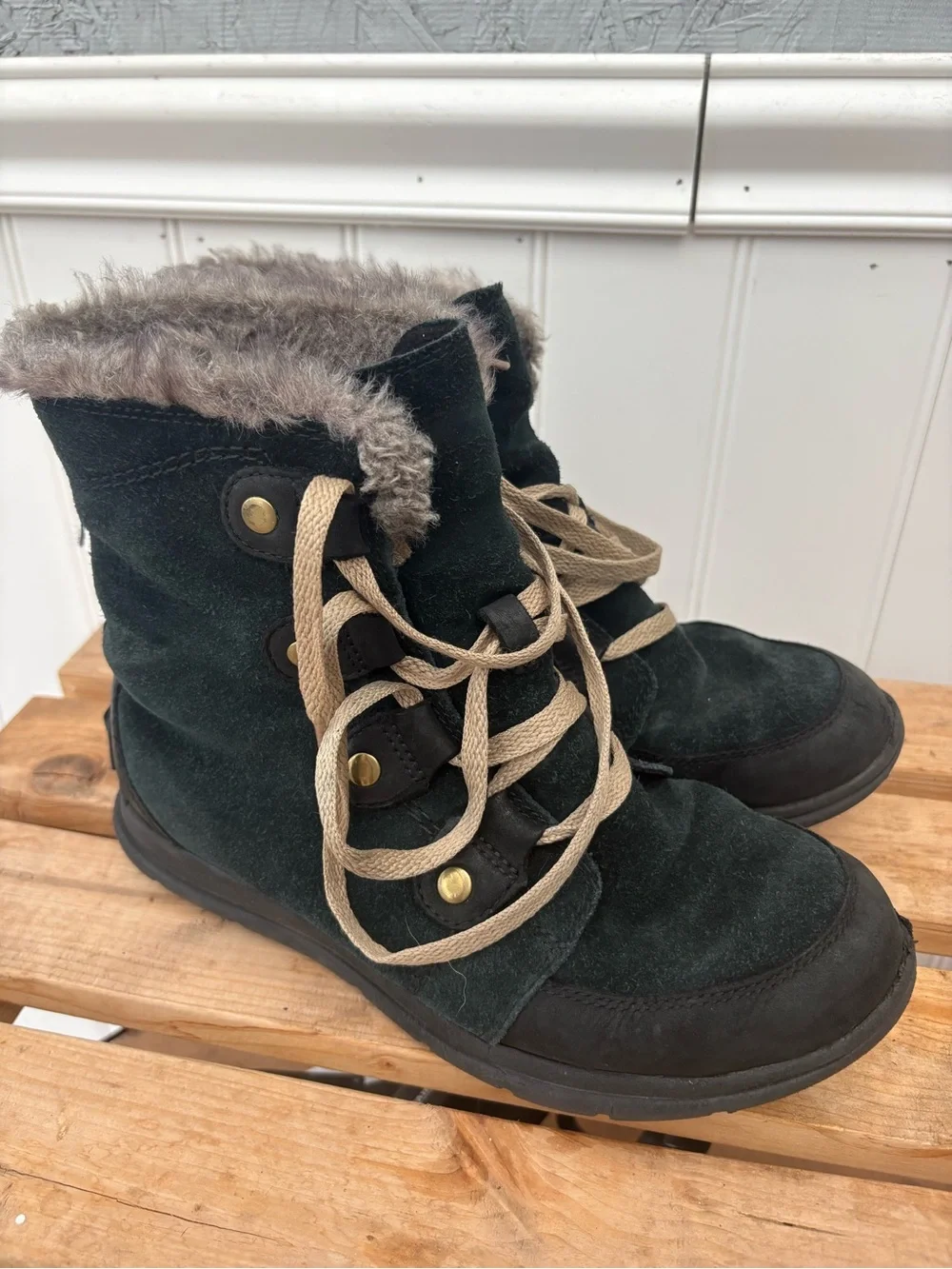 Sorel Dark Green Suede Lace-Up Winter Boots with Faux-Fur Collar